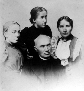 Ольга Окуневська (в центрі) з сестрами Наталкою (ліворуч) та Емілією, батьком Іполитом – парохом Яворова.