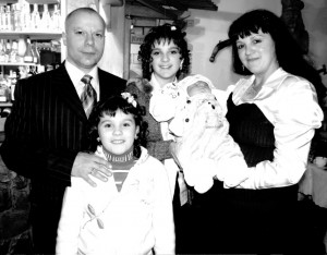 Іван Дмитрович Різун з дружиною Наталією, доньками Марусею і Олею та синочком Івасиком