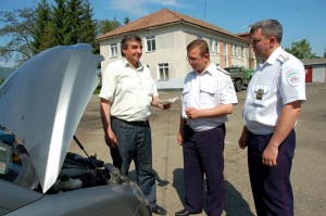 Працівники ДАІ оглядають технічний стан автомобіля майстра практичного водіння Мирослава Петровича Сабадаша