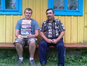 Сашко Положинський несе книги до шкільної бібліотеки на присілку Бані в Космачі